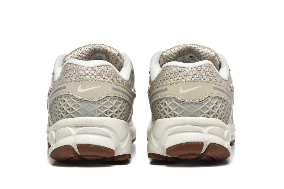 Nike Zoom Vomero 5 Sneakers in Neutral Beige