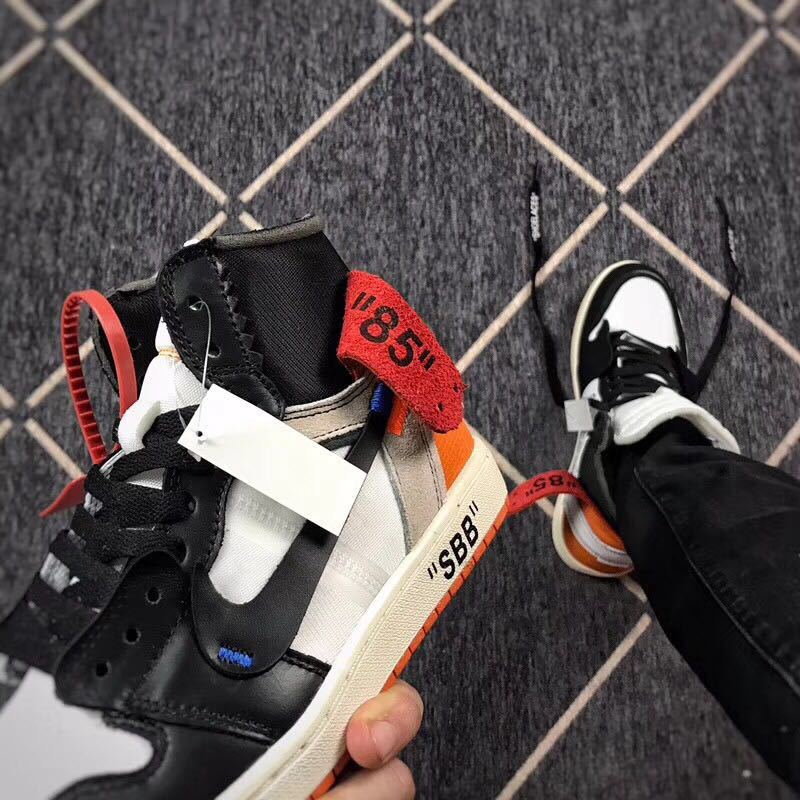 Close-up of the collar, strap, black overlays, and printed quotation on the midsole.