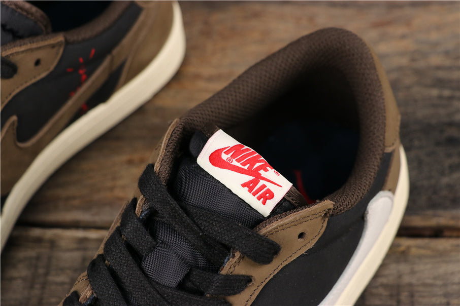 Close-up of the padded collar, black laces, and tongue label on the low-top sneaker.