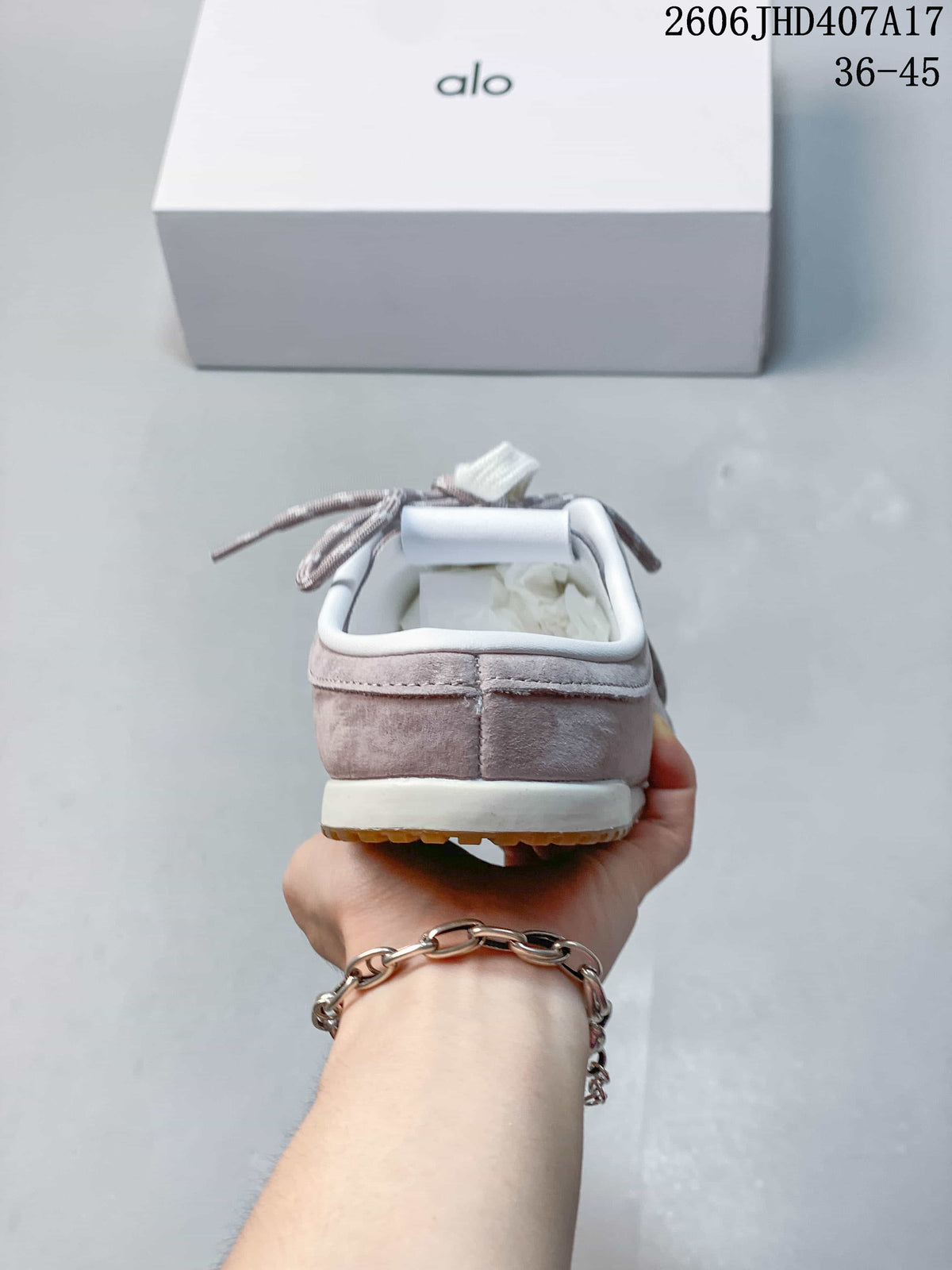 Alo Yoga Sunset Sneaker in Mauve