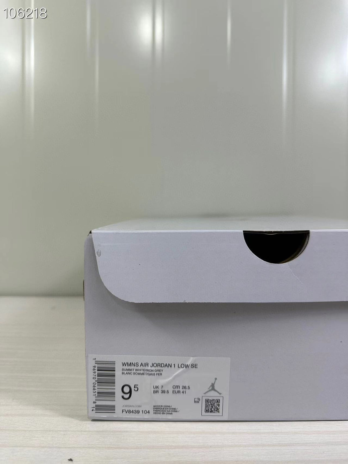 Shoebox label showing WMNS AIR JORDAN 1 LOW SE, size US 9.5, EU 41, UK 7, CM 26.5, and style code FV8439 104.