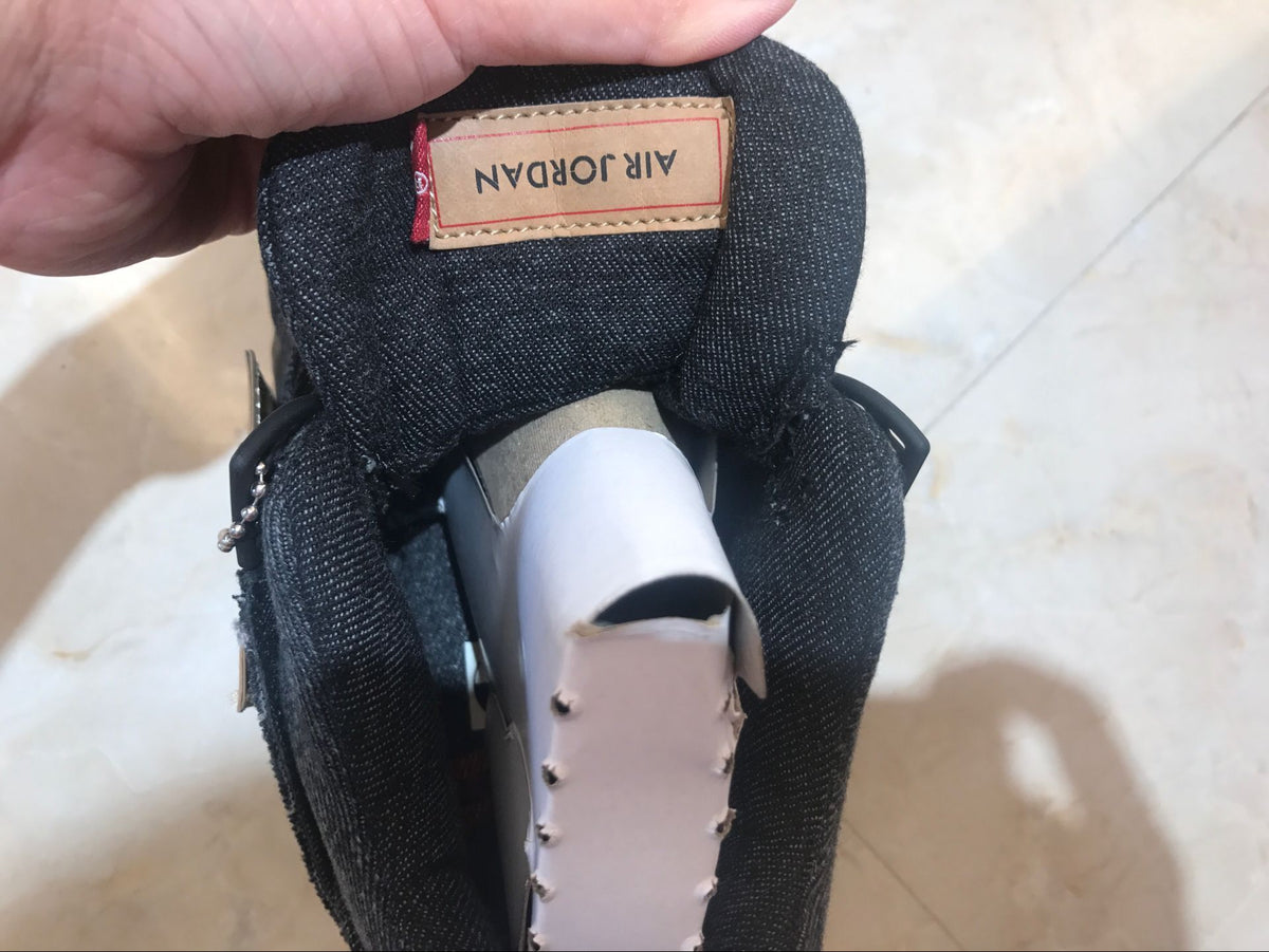 Top-down view of the tongue, padded collar and white shoe insert.