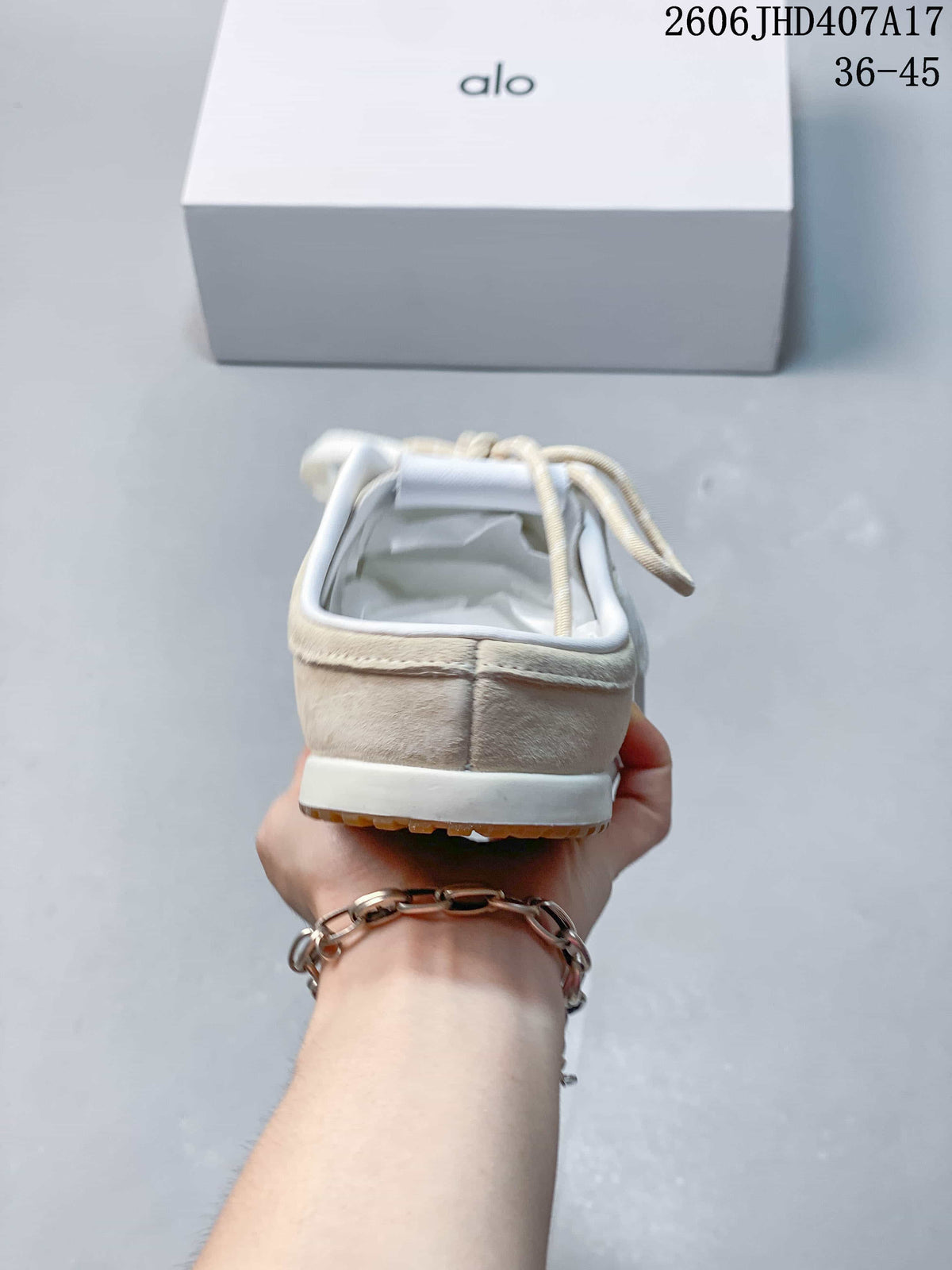 Alo Yoga Sunset Sneaker in Cream