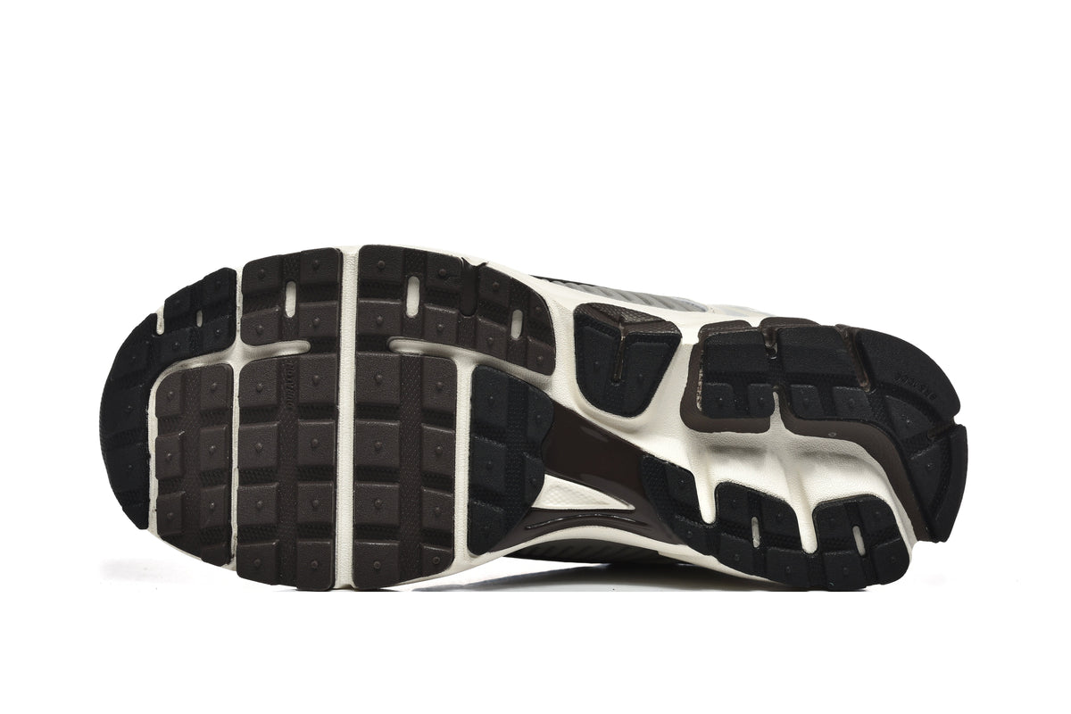 Nike Zoom Vomero 5 Sneakers in Cream and Silver