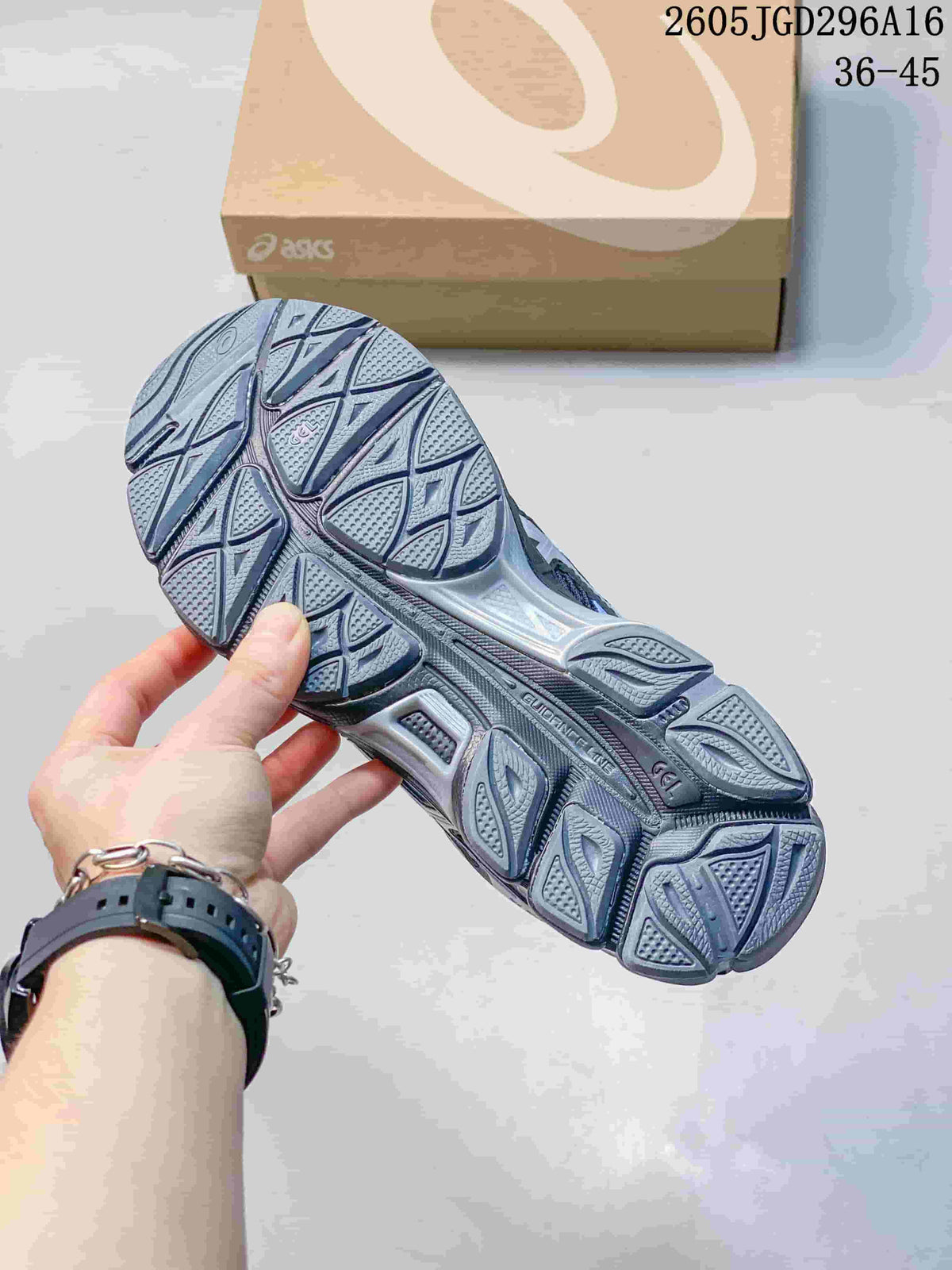 ASICS Gel-Cumulus 16 Sneakers in Charcoal and Silver