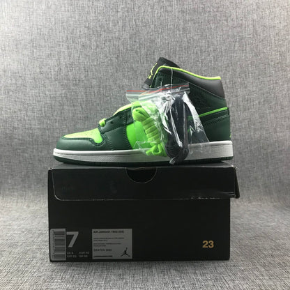 Side view of the sneaker on a black box with an additional lace bag; the box label shows EU 40, US 7, UK 6, CM 25, and style code 554724 330.