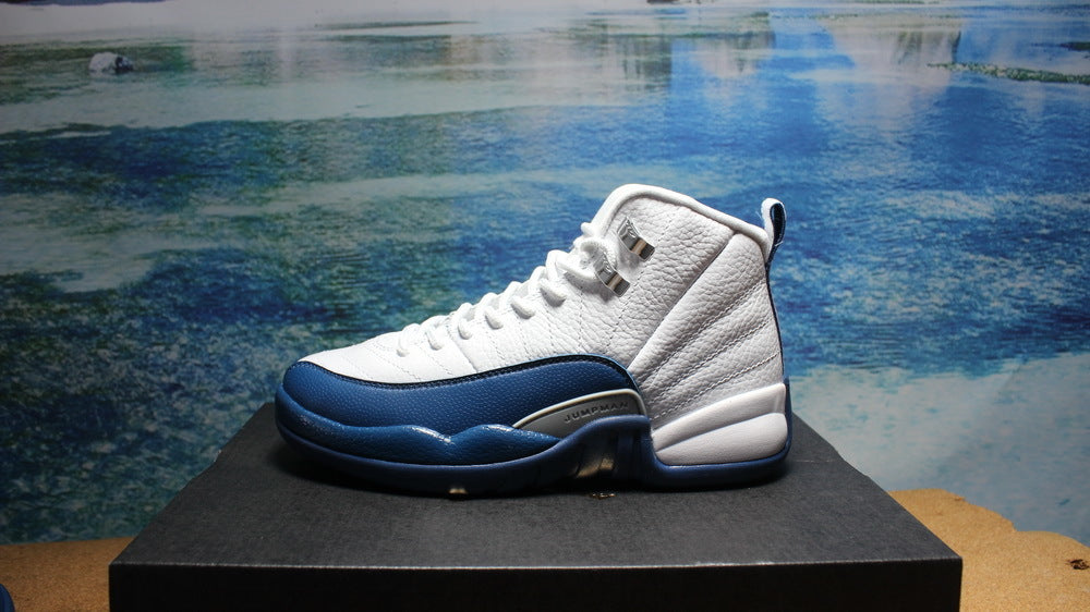 Single-shoe side profile showing the white and navy color blocking.