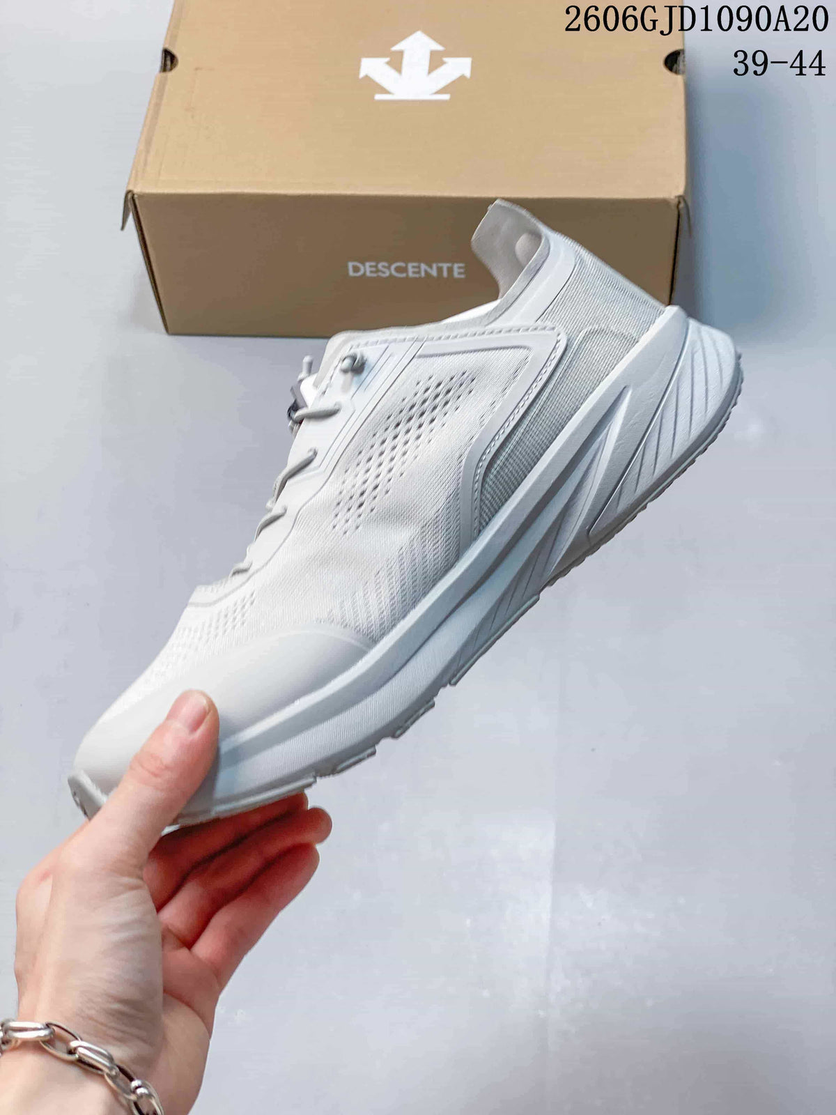 Descente Lavitate 3.0 Wire Low-Top Running Shoes, White