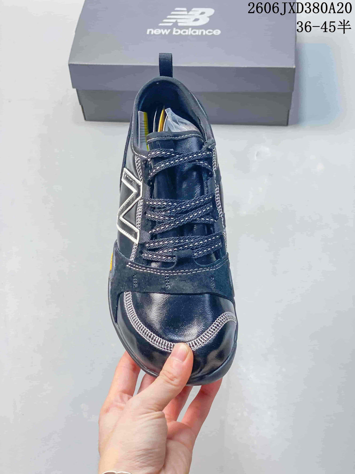 New Balance MT10O Low-Top Trail Sneakers in Navy