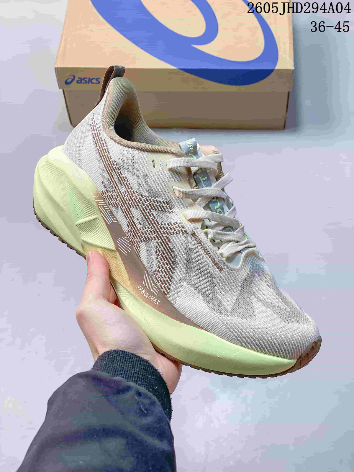 ASICS NOVABLAST 5 LE Running Shoes 1011B974-031