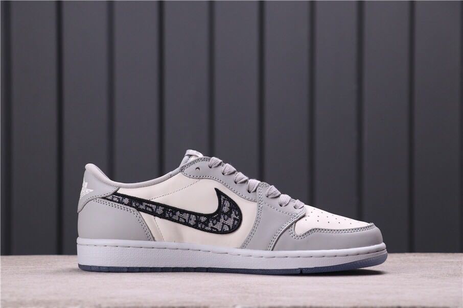 Side profile of the low-top sneaker with a black patterned Swoosh and light grey overlays.