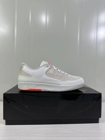 Single side profile of the light beige and white low-top sneaker on a black box.